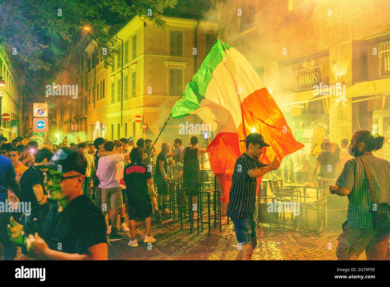 Menschen überfluten die Straßen, um den Sieg der italienischen UEFA-europameisterschaft in Mathematik bei Wembley gegen England zu feiern 11. Juli 2021 Italien Stockfoto Menschen überfluten die Straßen, um den Sieg der italienischen UEFA-europameisterschaft in Mathematik bei Wembley gegen England zu feiern 11. Juli 2021 Italien Stockfoto