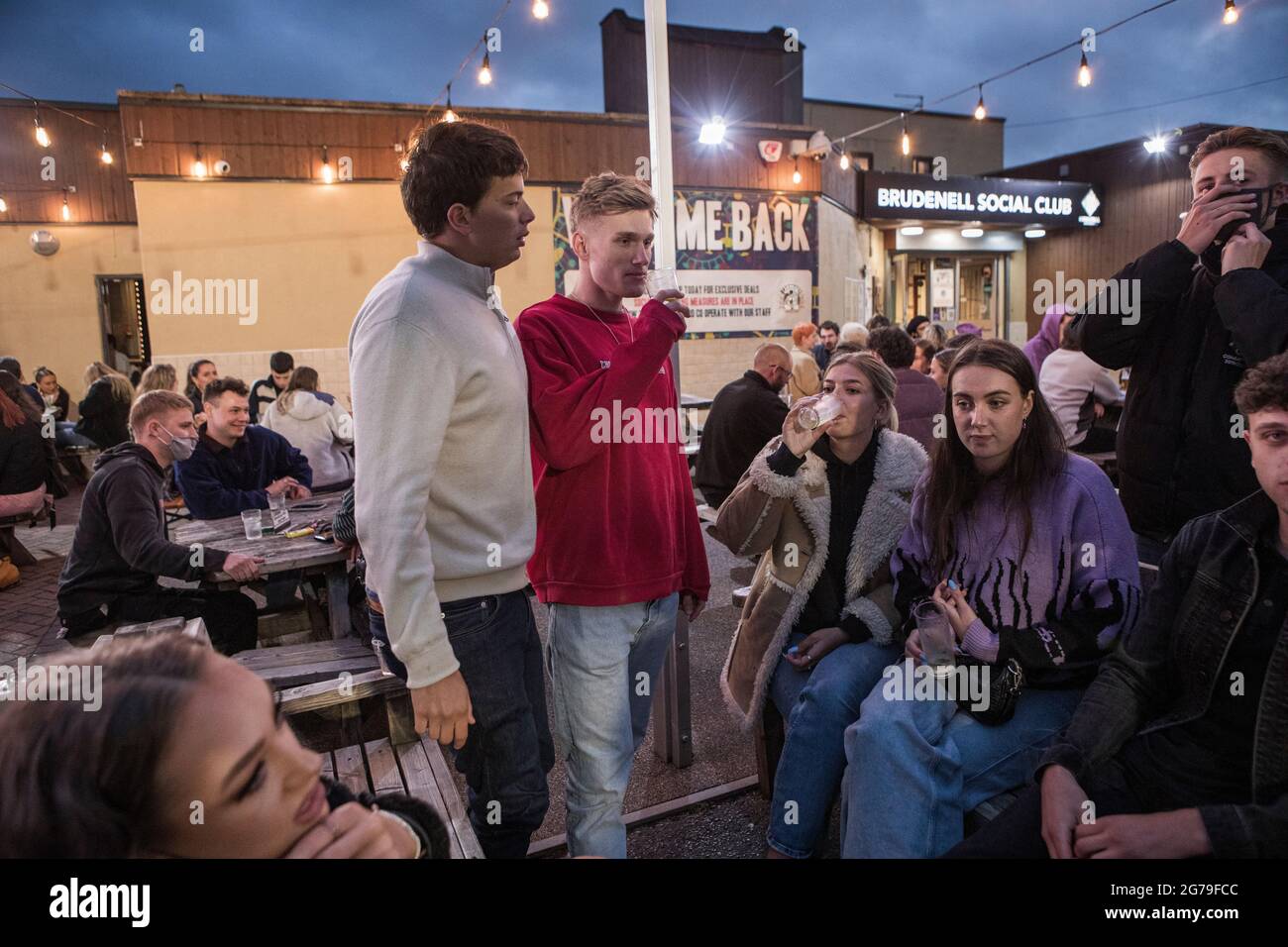 Der Brudnell Social Club im Besitz von Nathan Clark. Freitagabend im Studentenviertel von Leeds. Aufgrund der Ausbreitung der Delta-Variante weist Headingley nun die höchste Covid-Infektionsrate des Landes auf. Stockfoto