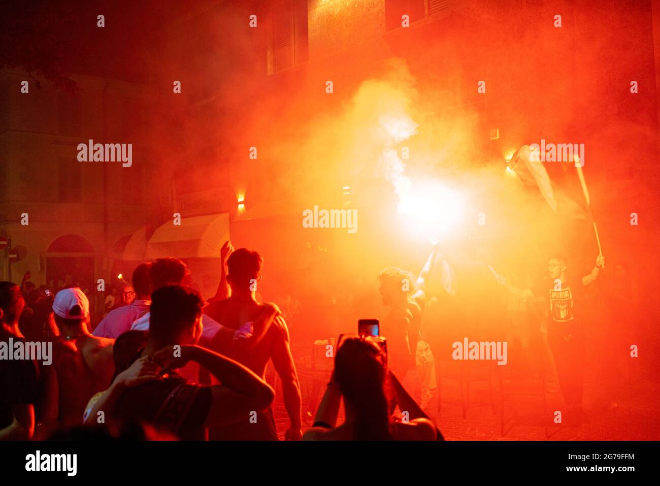 Menschen überfluten die Straßen, um den Sieg der italienischen UEFA-europameisterschaft in Mathematik bei Wembley gegen England zu feiern 11. Juli 2021 Italien Stockfoto Menschen überfluten die Straßen, um den Sieg der italienischen UEFA-europameisterschaft in Mathematik bei Wembley gegen England zu feiern 11. Juli 2021 Italien Stockfoto