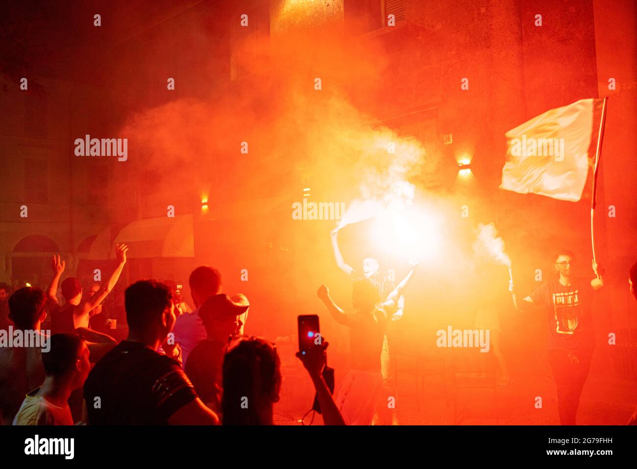 Menschen überfluten die Straßen, um den Sieg der italienischen UEFA-europameisterschaft in Mathematik bei Wembley gegen England zu feiern 11. Juli 2021 Italien Stockfoto Menschen überfluten die Straßen, um den Sieg der italienischen UEFA-europameisterschaft in Mathematik bei Wembley gegen England zu feiern 11. Juli 2021 Italien Stockfoto
