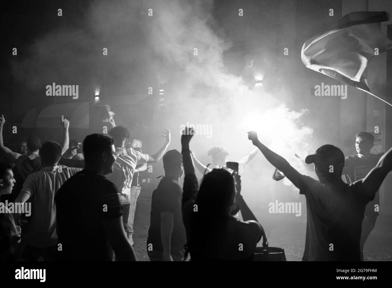 Menschen überfluten die Straßen, um den Sieg der italienischen UEFA-europameisterschaft in Mathematik bei Wembley gegen England zu feiern 11. Juli 2021 Italien Stockfoto