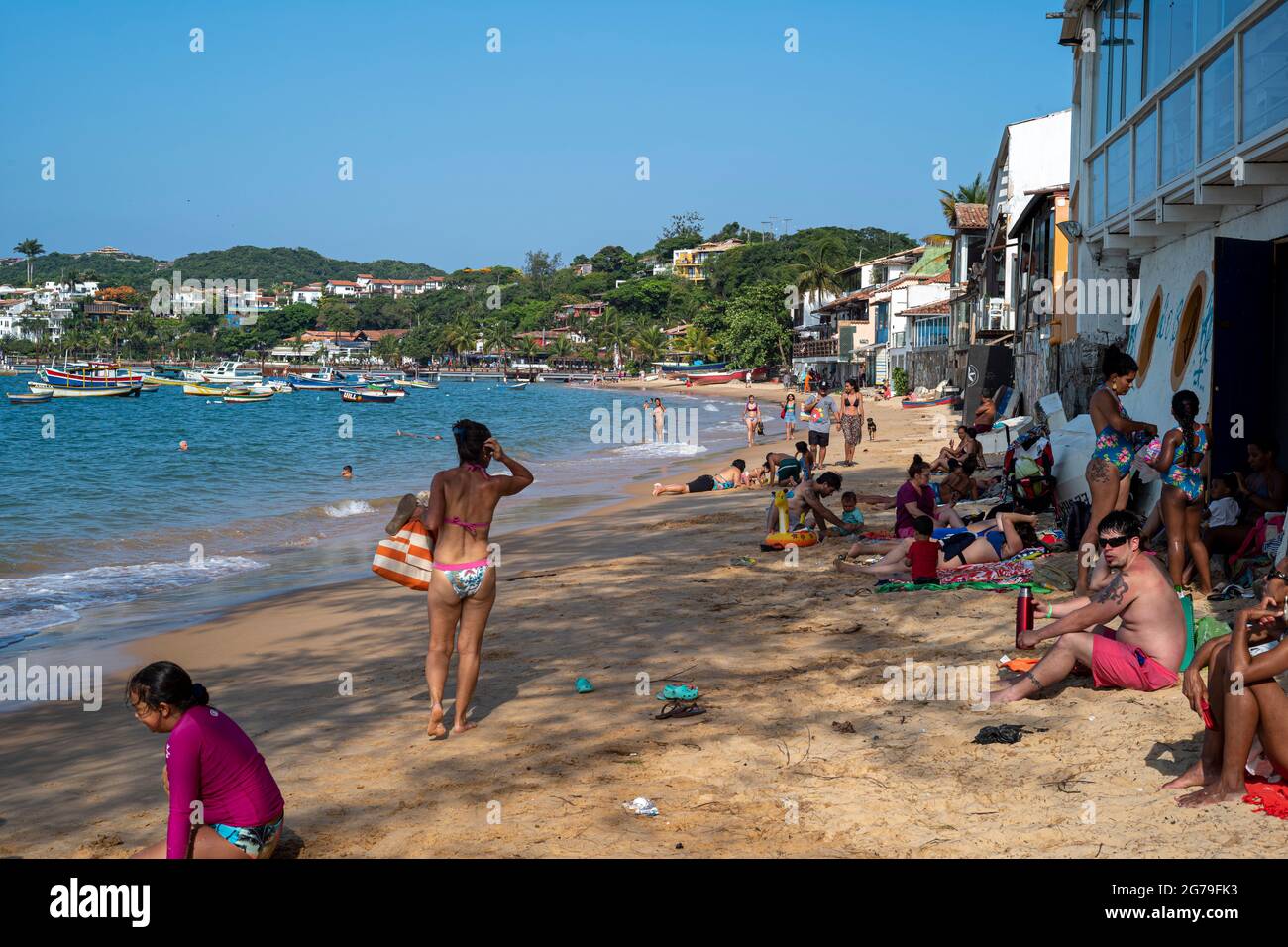 Ossos Beach in Armaço dos Buzios, einem brasilianischen Resort. Es ist bekannt als ein gehobenes Urlaubsziel mit zahlreichen Stränden, ruhigen Buchten mit Wassersportmöglichkeiten und Surfplätzen Stockfoto