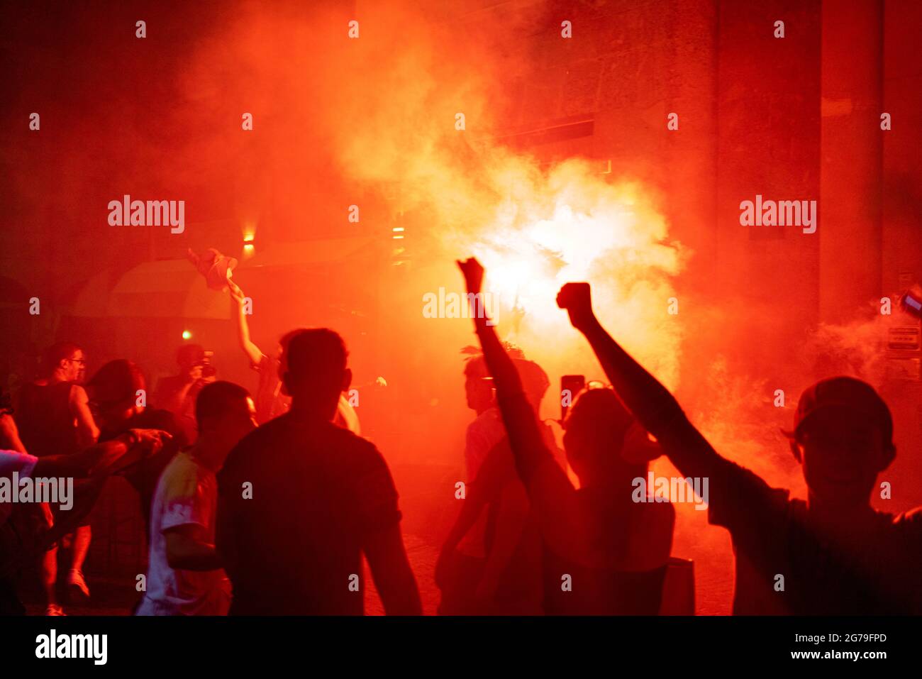 Menschen überfluten die Straßen, um den Sieg der italienischen UEFA-europameisterschaft in Mathematik bei Wembley gegen England zu feiern 11. Juli 2021 Italien Stockfoto Menschen überfluten die Straßen, um den Sieg der italienischen UEFA-europameisterschaft in Mathematik bei Wembley gegen England zu feiern 11. Juli 2021 Italien Stockfoto