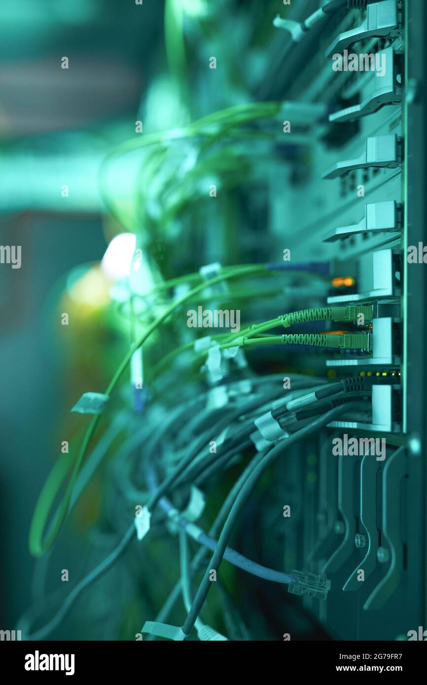 Seitenansicht Nahaufnahme von Kabeln und Drähten, die Server in Supercomputern oder Rechenzentren verbinden, Platz zum Kopieren Stockfoto