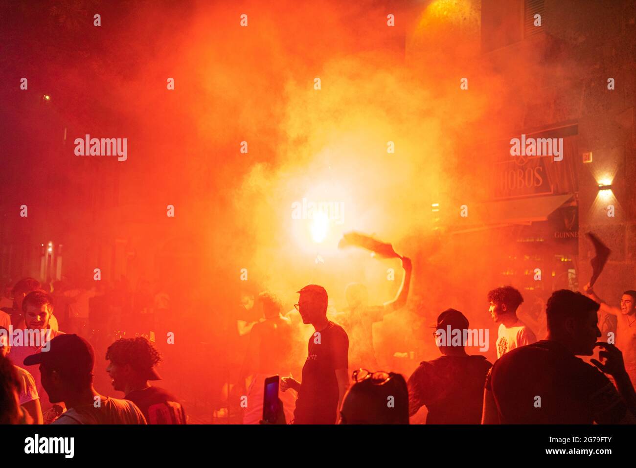 Menschen überfluten die Straßen, um den Sieg der italienischen UEFA-europameisterschaft in Mathematik bei Wembley gegen England zu feiern 11. Juli 2021 Italien Stockfoto Menschen überfluten die Straßen, um den Sieg der italienischen UEFA-europameisterschaft in Mathematik bei Wembley gegen England zu feiern 11. Juli 2021 Italien Stockfoto
