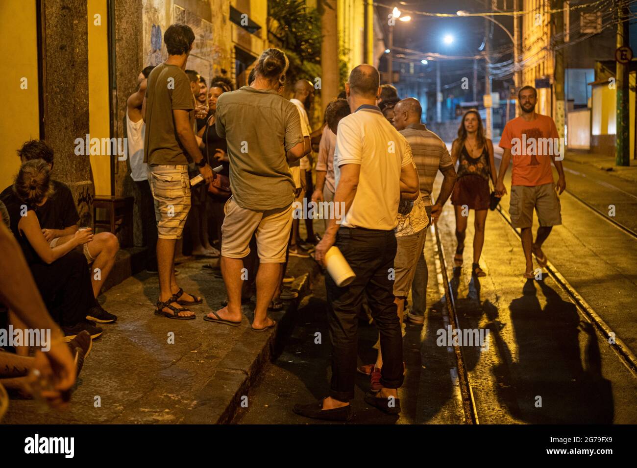 Authentische Party mit den Einheimischen in den Straßen und Bars von Santa Teresa, Rio de Janeiro, Brasilien bei einer warmen Sommernacht. Aufnahme mit Leica M10 Stockfoto