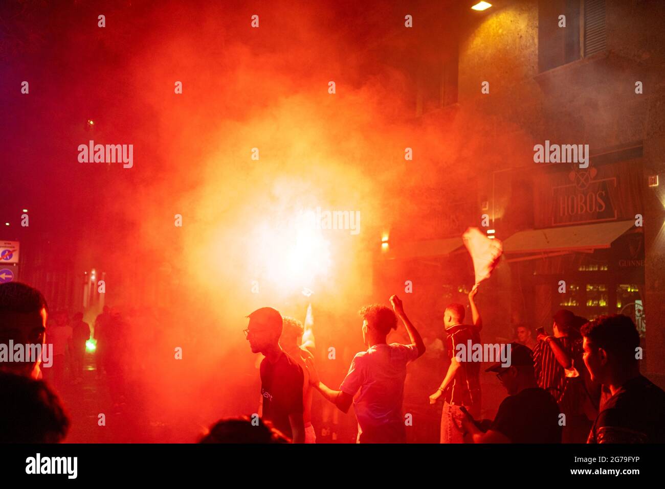 Menschen überfluten die Straßen, um den Sieg der italienischen UEFA-europameisterschaft in Mathematik bei Wembley gegen England zu feiern 11. Juli 2021 Italien Stockfoto Menschen überfluten die Straßen, um den Sieg der italienischen UEFA-europameisterschaft in Mathematik bei Wembley gegen England zu feiern 11. Juli 2021 Italien Stockfoto