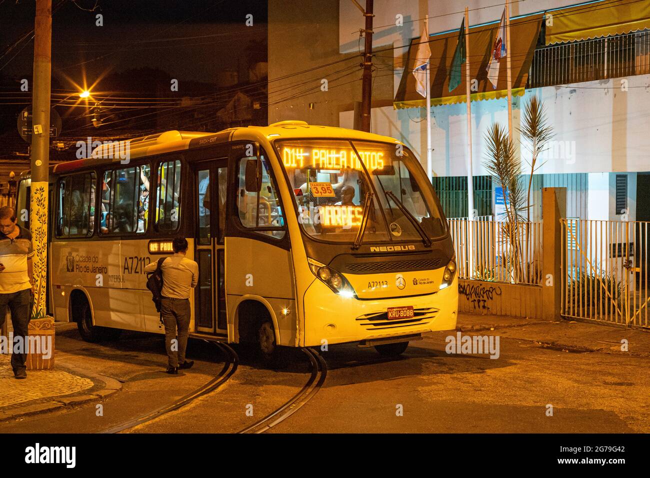 Authentische Party mit den Einheimischen in den Straßen und Bars von Santa Teresa, Rio de Janeiro, Brasilien bei einer warmen Sommernacht. Aufnahme mit Leica M10 Stockfoto