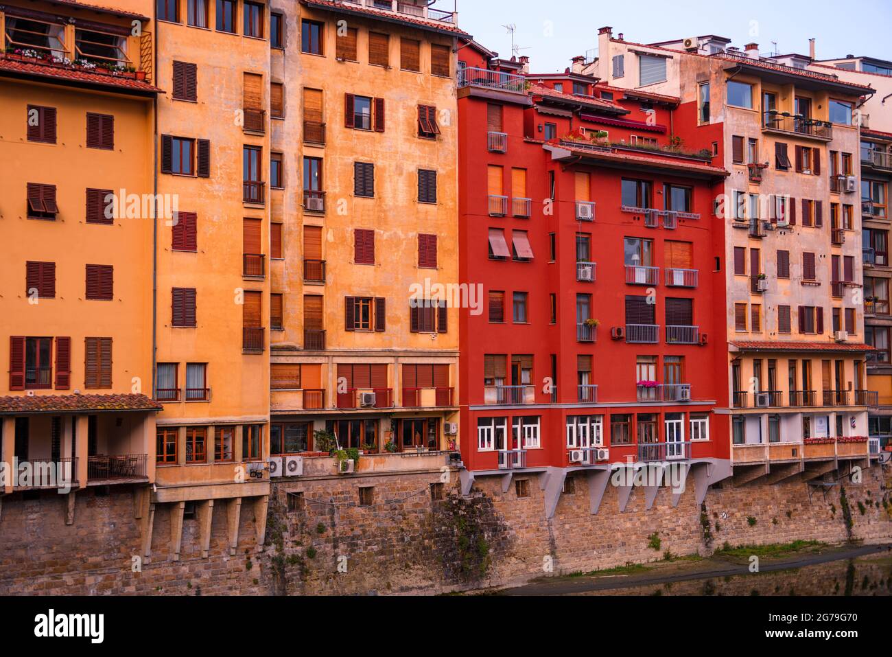 Rote und gelbe Fassaden. Typische itäische Architektur in florenz Italien. Stockfoto