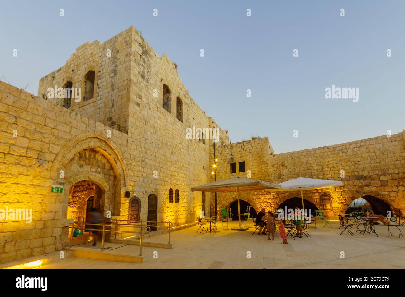 Rosh HaAyin, Israel - 08. Juli 2021: Abendansicht des Hofes (mit Besuchern) des Kreuzritters und später der osmanischen Festung von Migdal Tsedek, jetzt ein Stockfoto