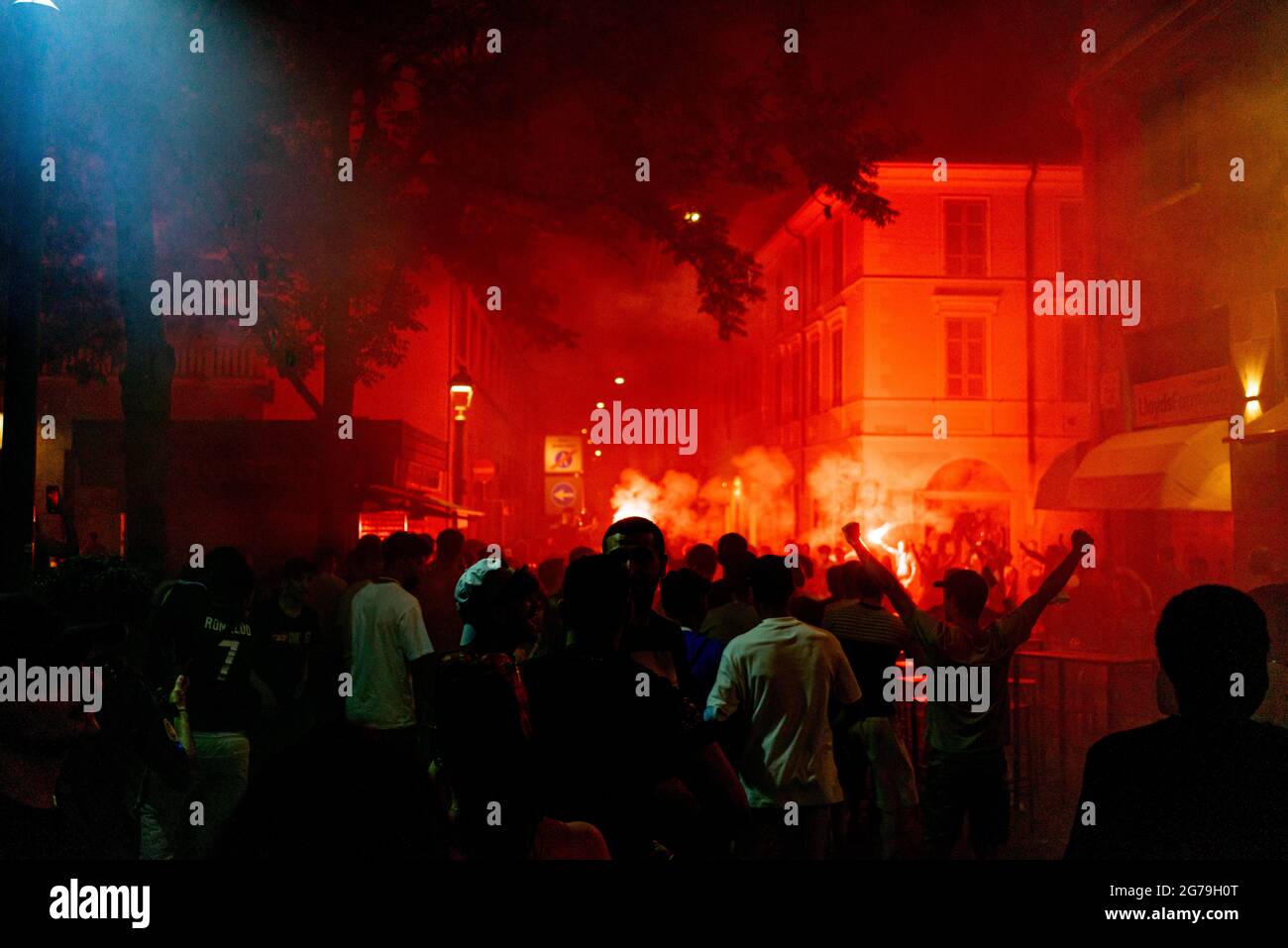 Menschen überfluten die Straßen, um den Sieg der italienischen UEFA-europameisterschaft in Mathematik bei Wembley gegen England zu feiern 11. Juli 2021 Italien Stockfoto Menschen überfluten die Straßen, um den Sieg der italienischen UEFA-europameisterschaft in Mathematik bei Wembley gegen England zu feiern 11. Juli 2021 Italien Stockfoto