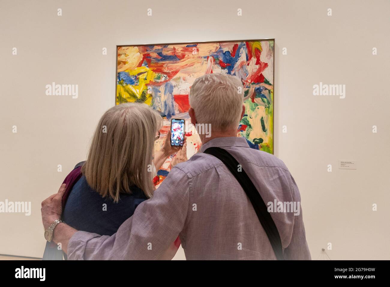 Reifes Paar, das Fotos von Kunst macht, MoMa, NYC, USA, 2021 Stockfoto