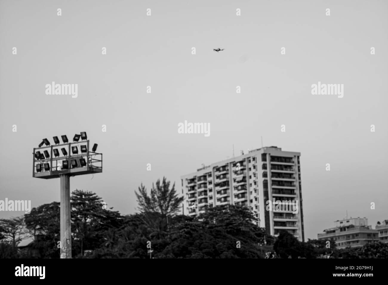 Ein magischer Ort: Die Menschen applaudieren, wenn die Sonne am Arpoador-Felsen untergeht, mit Blick auf den Strand von Ipanema und die Berge von Morro Dois Irmaos und Leblon im Hintergrund. Kamera: Leica M10 Stockfoto Ein magischer Ort: Die Menschen applaudieren, wenn die Sonne am Arpoador-Felsen untergeht, mit Blick auf den Strand von Ipanema und die Berge von Morro Dois Irmaos und Leblon im Hintergrund. Kamera: Leica M10 Stockfoto