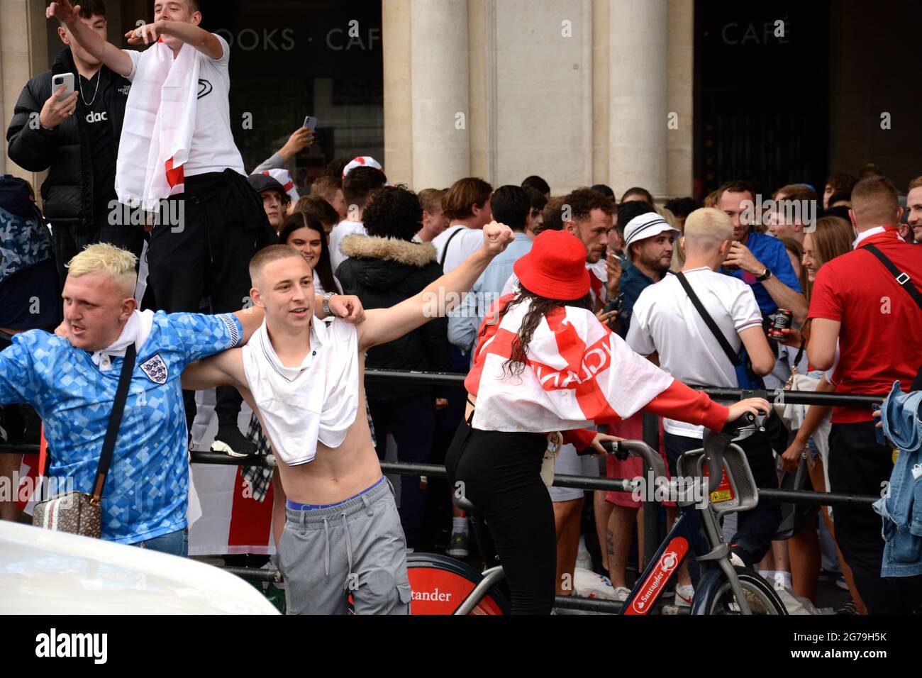 England-Fans treffen sich im Zentrum Londons vor dem EM 2020-Finale zwischen England und Italien am 11. Juli 2021. Stockfoto