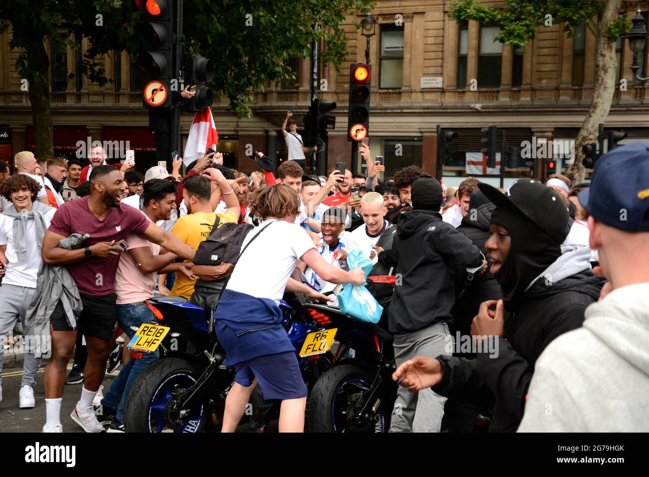 England-Fans treffen sich im Zentrum Londons vor dem EM 2020-Finale zwischen England und Italien am 11. Juli 2021. Stockfoto