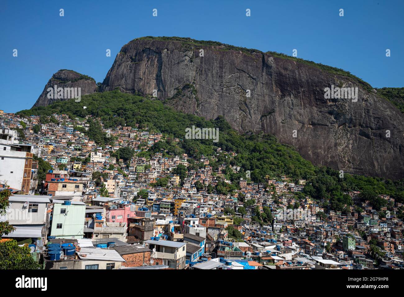 In Rocinha. Die größte Favela Brasiliens befindet sich in der südlichen Zone von Rio de Janeiro zwischen den Bezirken SÃ£o Conrado und Gávea. Stockfoto