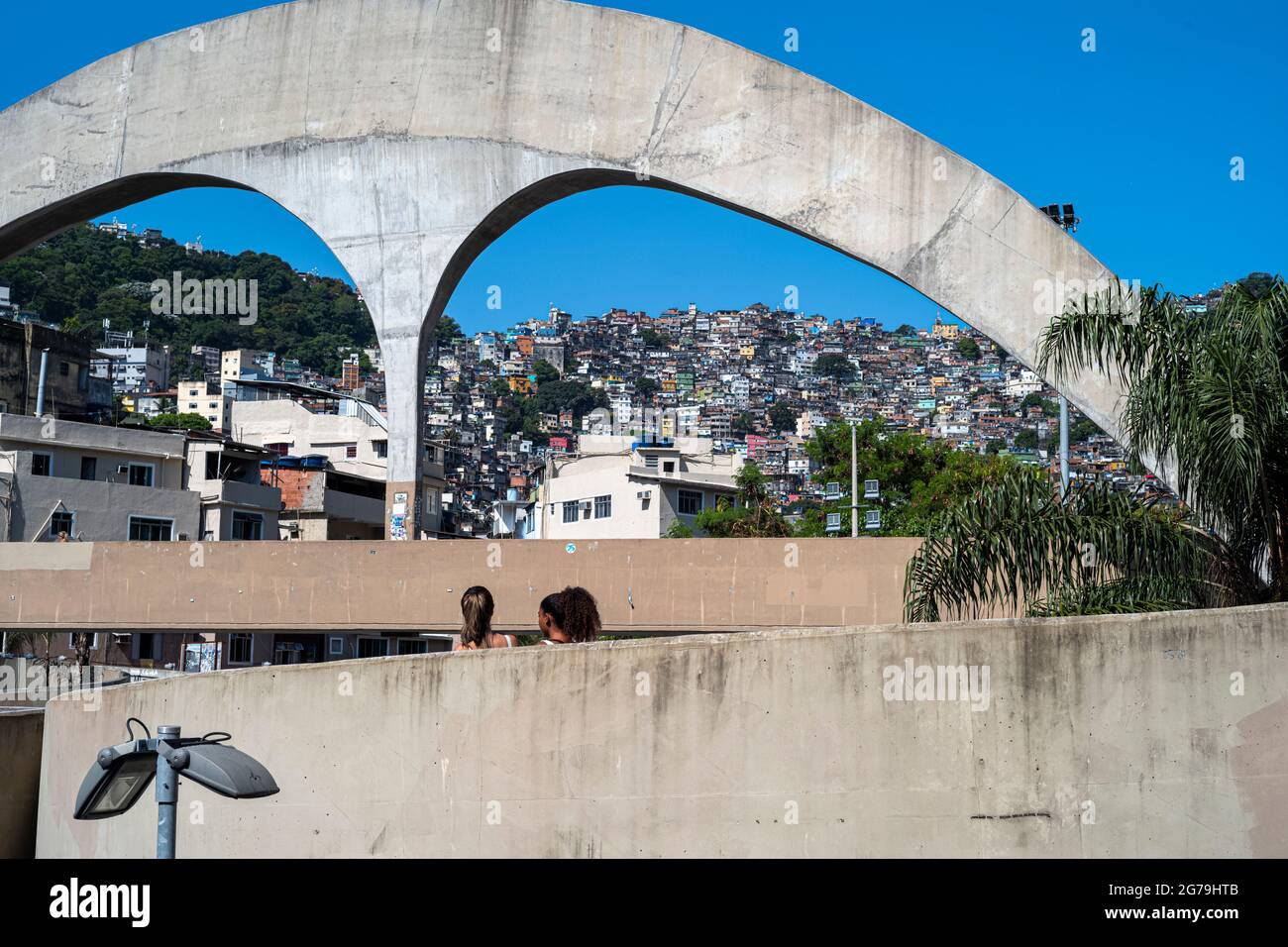 Die Fußgängerbrücke aus Stahlbeton zur Rocinha Favela im Hintergrund wurde vom brasilianischen Architekten Oscar Niemeyer entworfen. Stockfoto