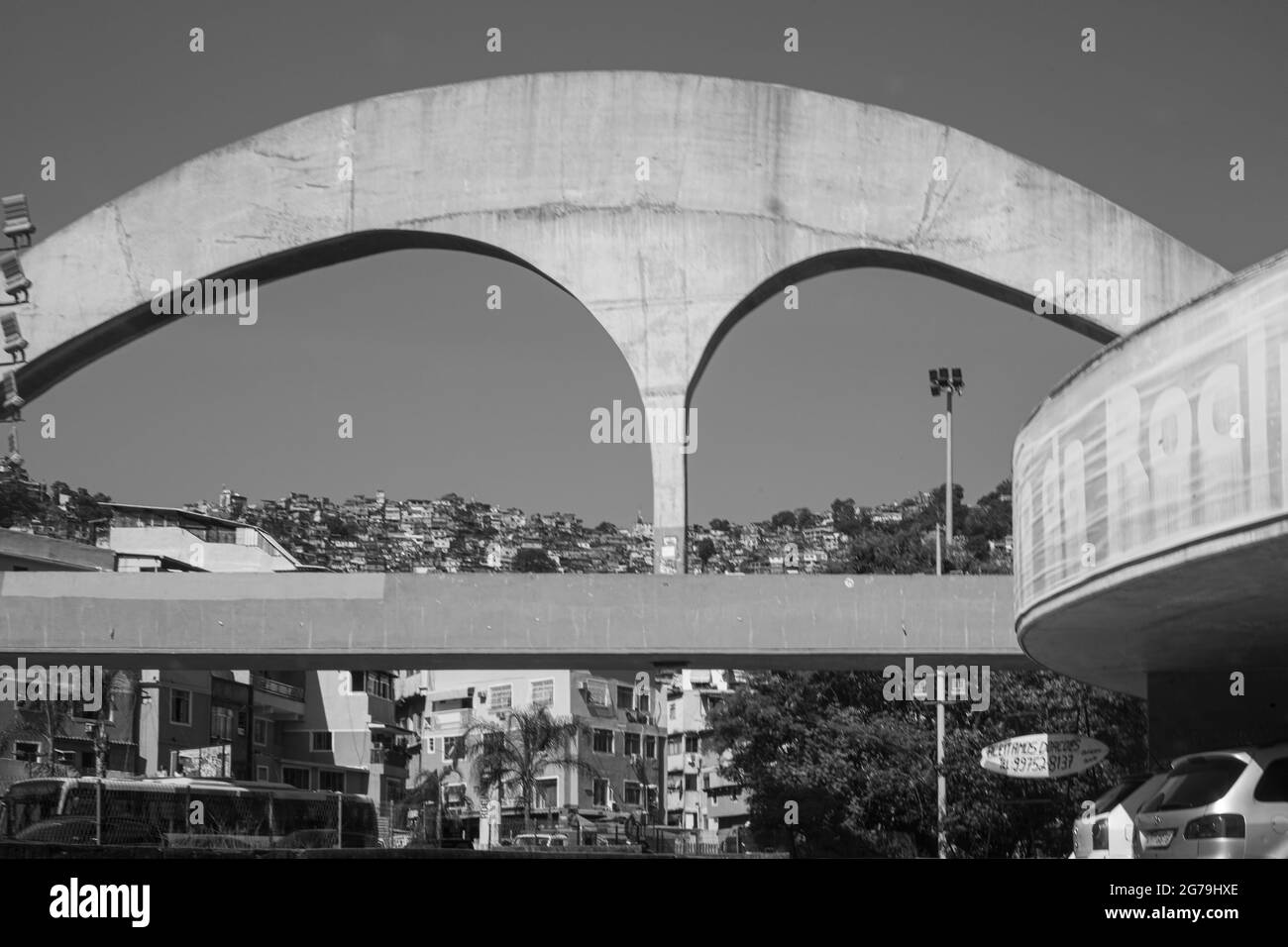 Die Fußgängerbrücke aus Stahlbeton zur Rocinha Favela im Hintergrund wurde vom brasilianischen Architekten Oscar Niemeyer entworfen. Stockfoto