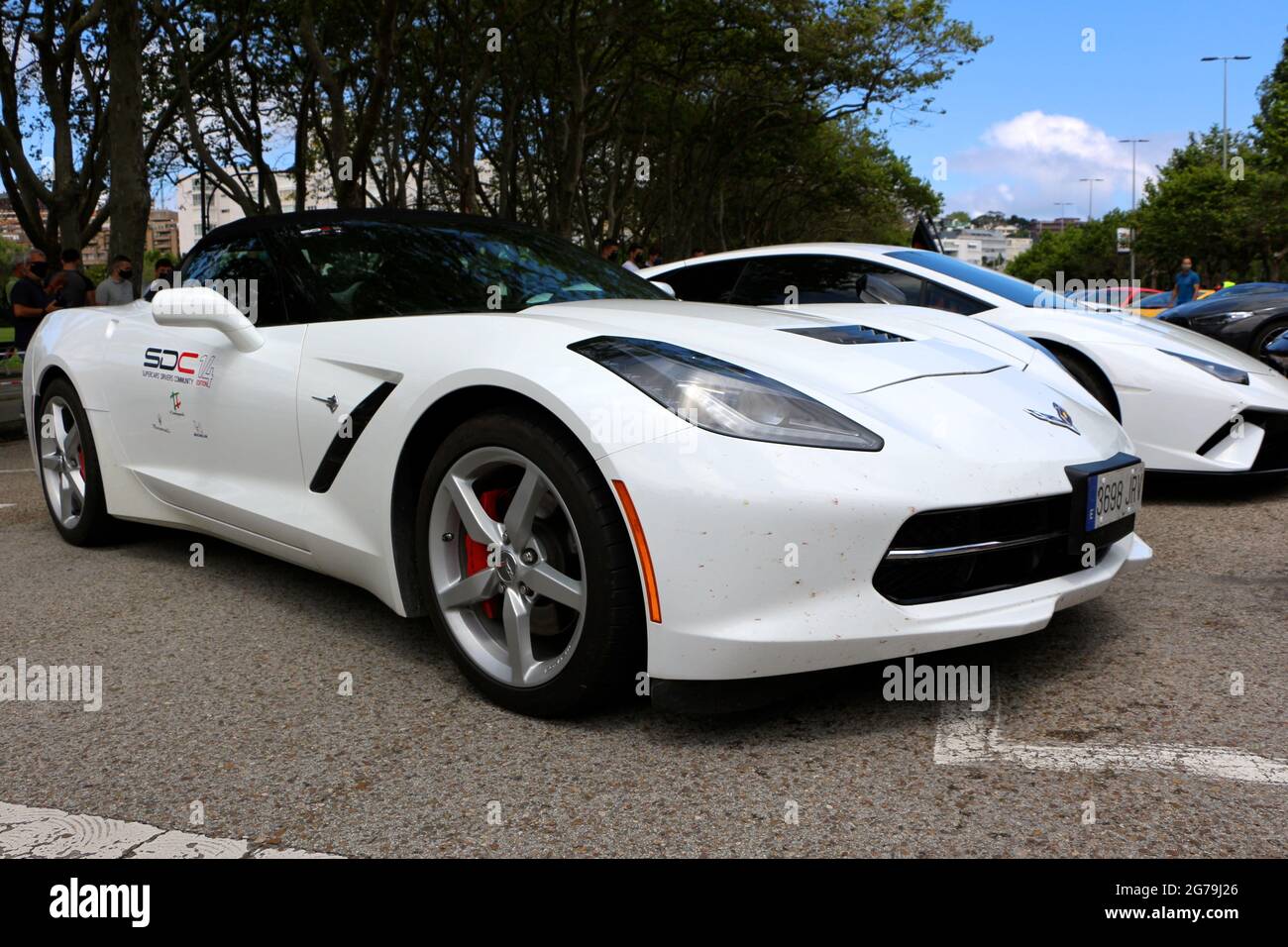 Vorderansicht eines weißen Chevrolet Corvette C7 Stingray Autos geparkt bei einem Supercar Tag öffentliche Veranstaltung Sardinero Santander Cantabria Spanien Juni 2021 Stockfoto