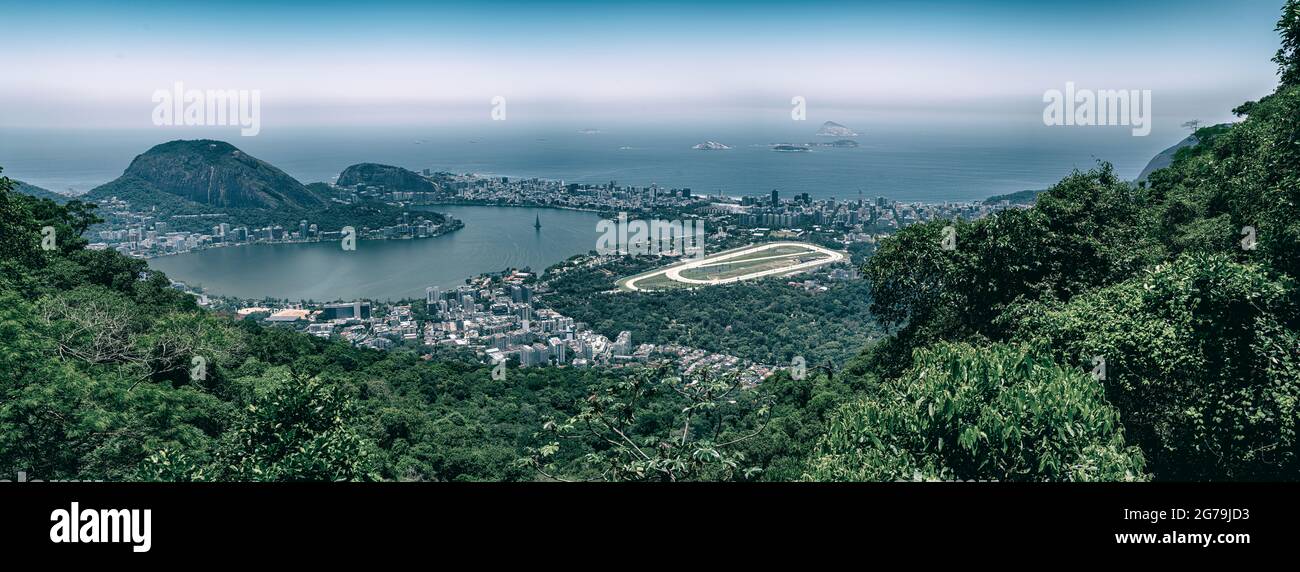 Luftaufnahme der Skyline von Rio de Janeiro mit dem Hipódromo da Gávea - der Pferderennbahn, der Lagoa Rodrigo de Freitas, Ipanema, Leblon und dem Zuckerhut von einem Fleck im Tijuca-Wald. Stockfoto
