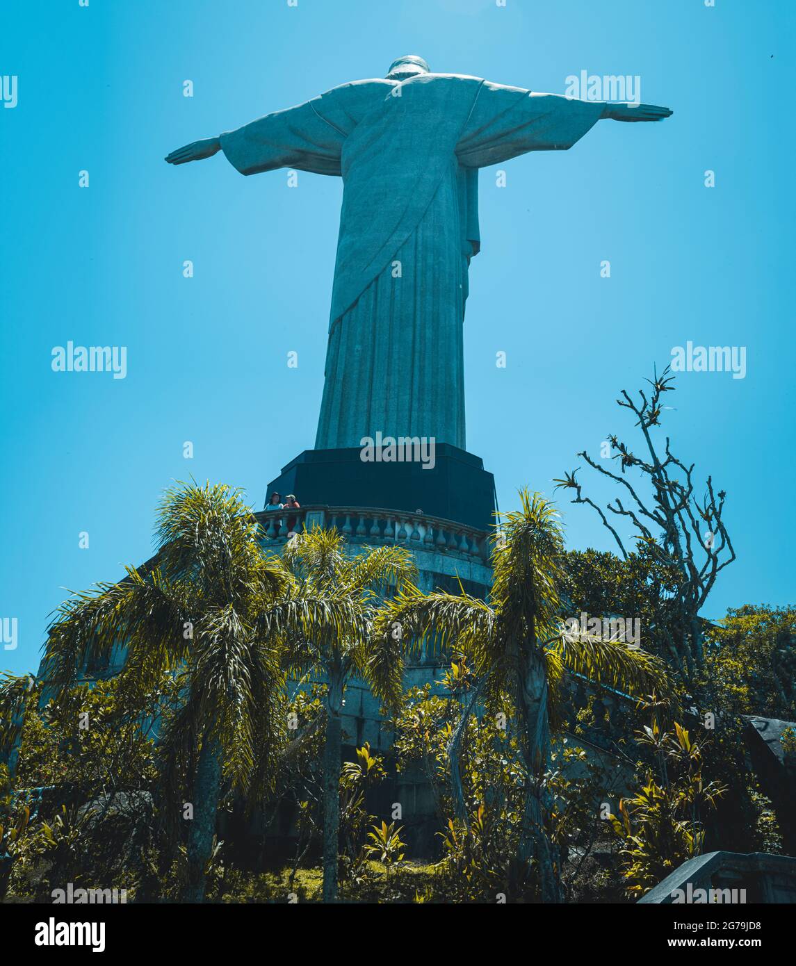 Viele Touristen an der Christusstatue (Cristo Redentor) auf dem Berg Corcovado in Rio de Janeiro, Brasilien. Stockfoto