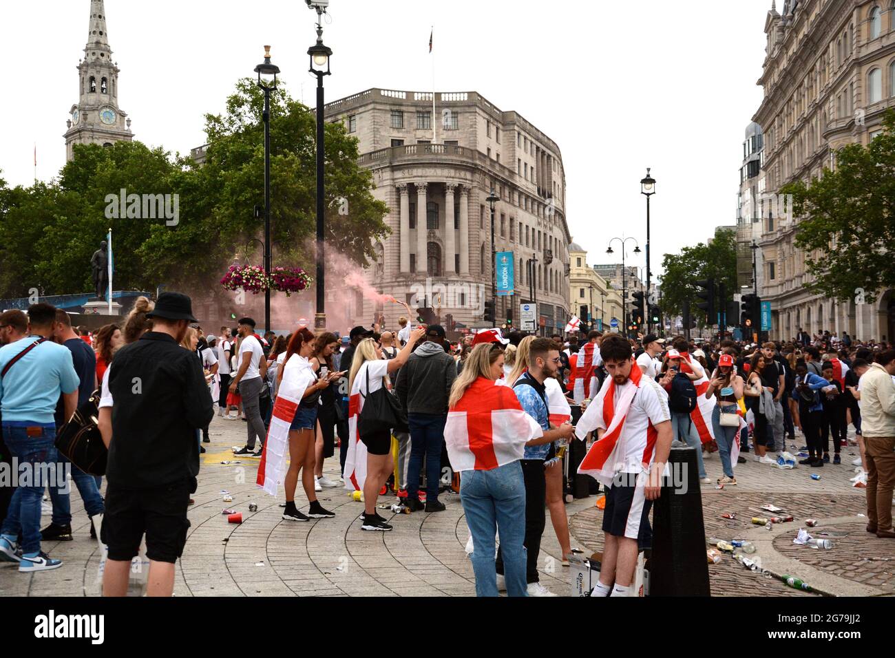 England-Fans treffen sich im Zentrum Londons vor dem EM 2020-Finale zwischen England und Italien am 11. Juli 2021. Stockfoto