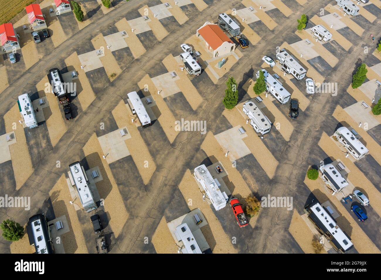 Panoramablick auf Wohnmobil-Campingplatz mit Resort mit Reise Stockfoto