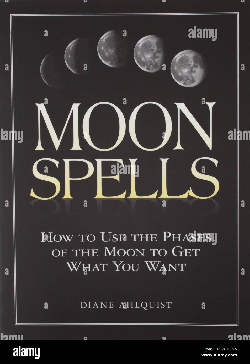 Das Buch Moon Spells von Diane Ahlquist Stockfoto