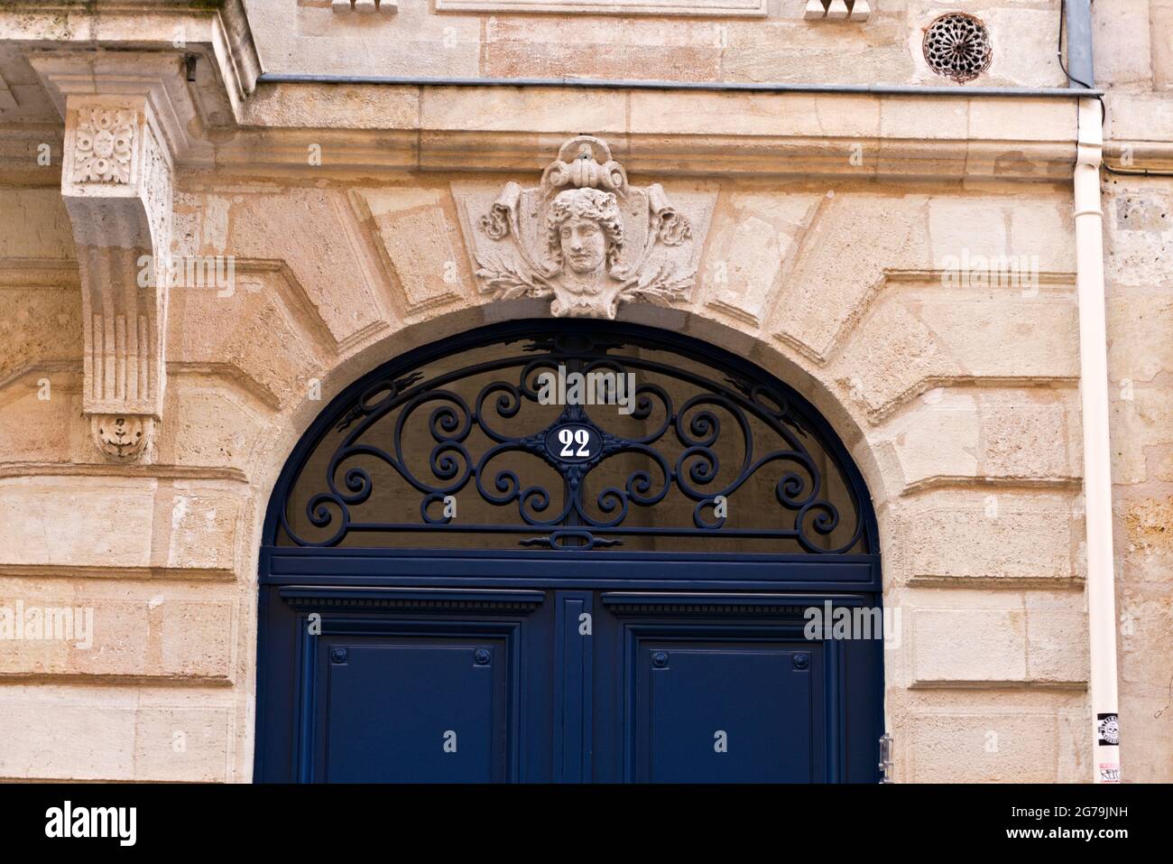 Oberer Teil einer alten, hölzernen, geschlossenen, dunkelblauen Tür mit der Nummer 22 Stockfoto