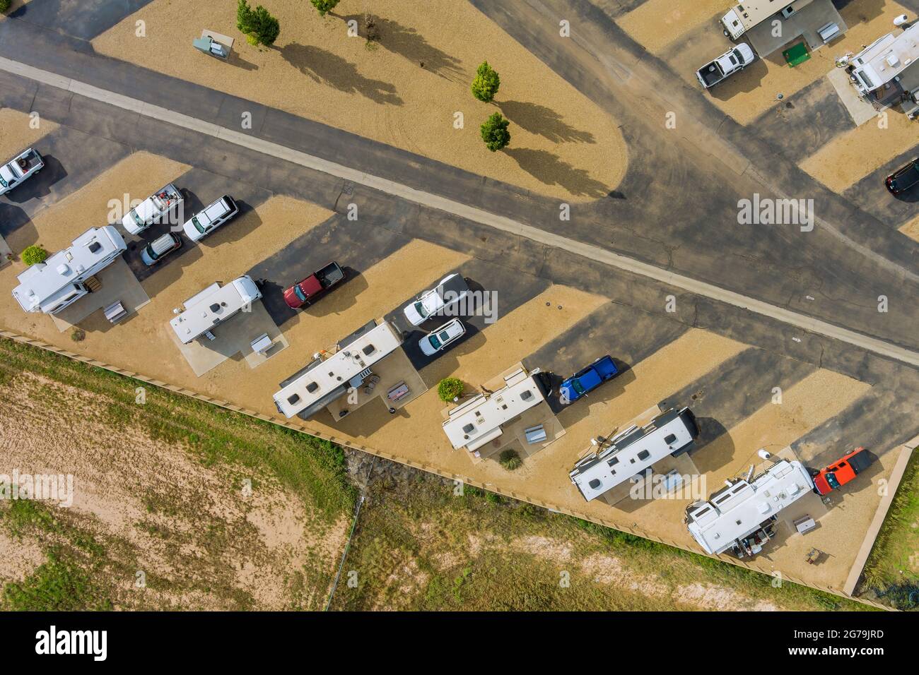 Luftaufnahme des Wohnmobil-Campingplatzes mit Reise-Anhängerparkplatz Stockfoto