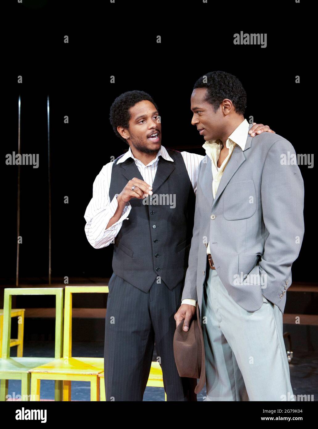l-r: Jared McNeill, William Nadylam in THE SUIT at the Young Vic, London SE1 23/05/2012 after Can Themba, Mothobi Mutloatse & Barney Simon adaptiert und inszeniert von Peter Brook & Marie-Helene Estienne Musik: Frank Krwczyk Kostüme: Oria Puppo Beleuchtung: Philippe Vialatte Stockfoto