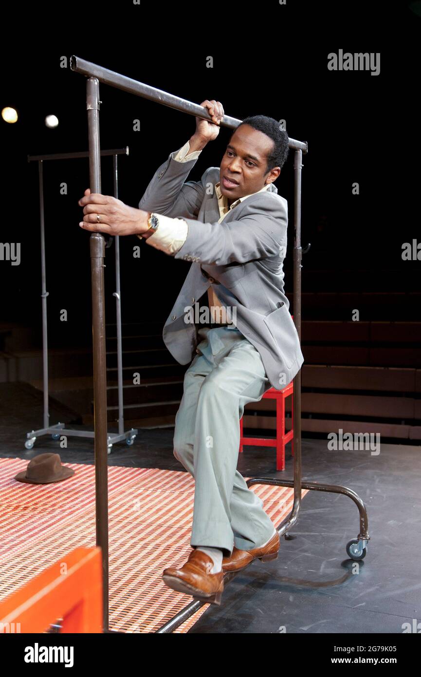 William Nadylam in THE SUIT at the Young Vic, London SE1 23/05/2012 nach Can Themba, Mothobi Mutloatse & Barney Simon adaptiert und inszeniert von Peter Brook & Marie-Helene Estienne Musik: Frank Krwczyk Kostüme: Oria Puppo Beleuchtung: Philippe Vialatte Stockfoto