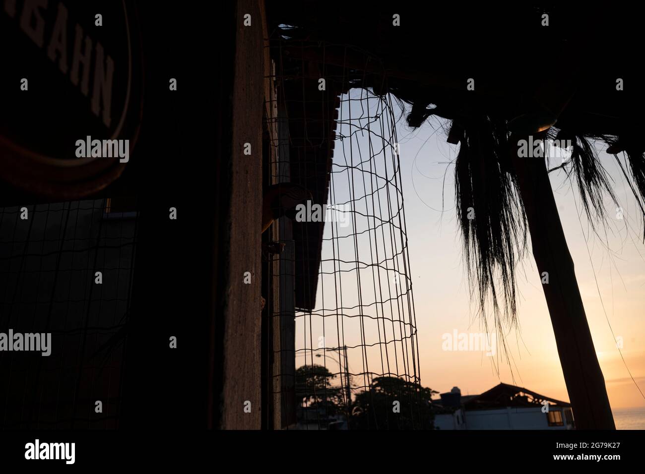 Genießen Sie den wunderbaren Sonnenuntergang in Prainha da Barra de Guaratiba vom Marambaia Roof Top Cafe rio aus Stockfoto