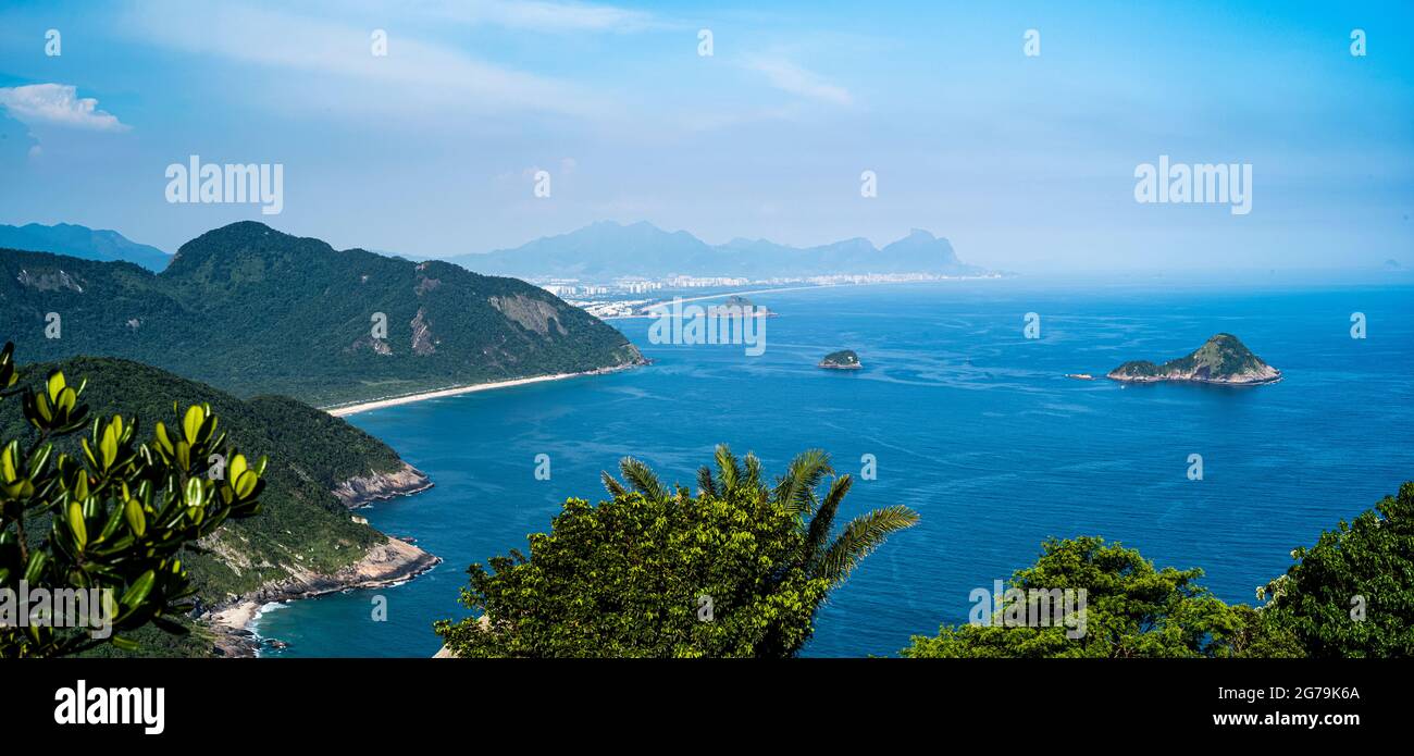 Blick auf die wilden Strände im Osten von Pedra do Telegrafo, Rio de Janeiro, Brasilien Stockfoto