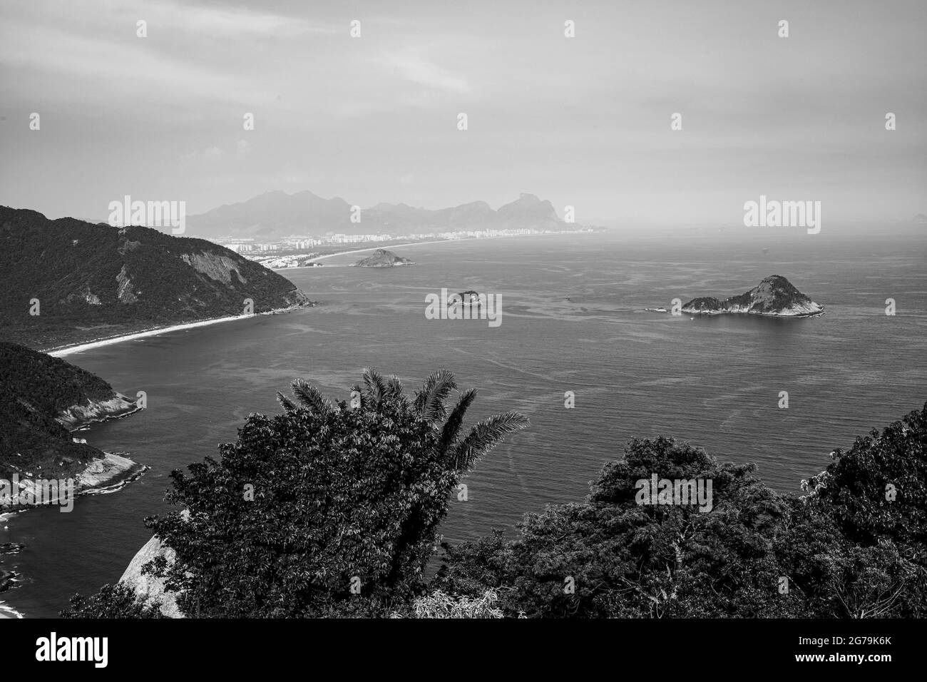 Blick auf die wilden Strände im Osten von Pedra do Telegrafo, Rio de Janeiro, Brasilien Stockfoto