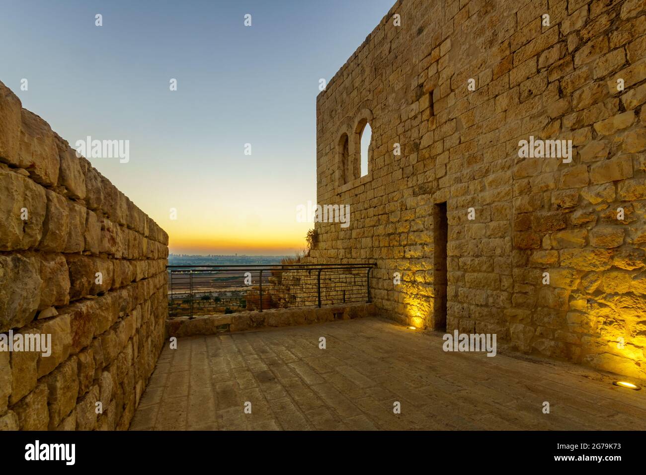 Blick auf den Sonnenuntergang von der Festung in Richtung Gush Dan (dem Stadtgebiet von Petah Tikva und Tel-Aviv), im Migdal Tsedek National Park, Zentralisraelisch Stockfoto