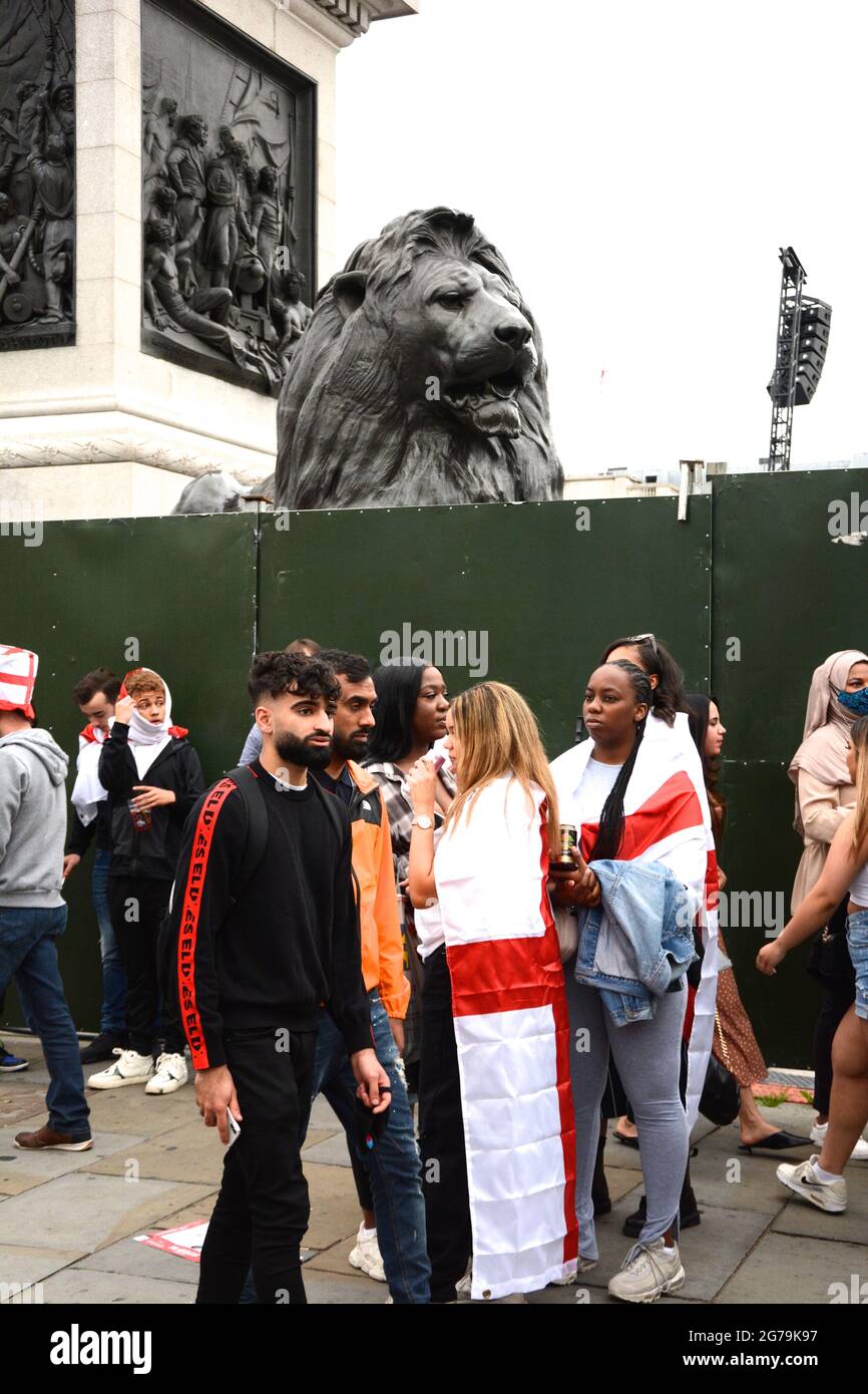 England-Fans versammelten sich Stunden vor dem EM 2020-Finale zwischen England und Italien am 11. Juli 2021 im Zentrum Londons; es gab Freude und Unordnung. Stockfoto