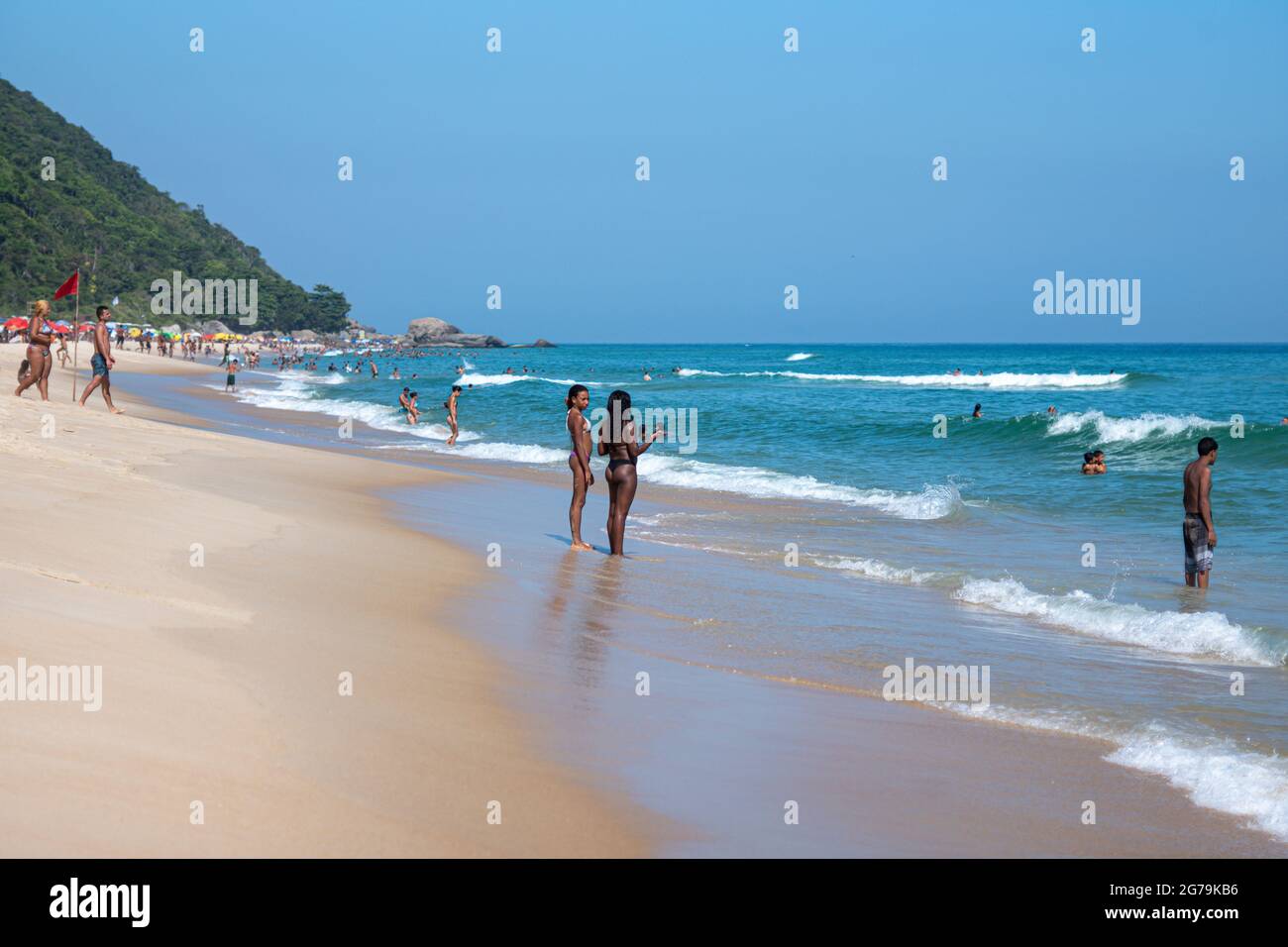 Strandleben am Strand von Grumari auf der Westseite von Rio de Janeiro, Brasilien, Südamerika, Brasilien Stockfoto