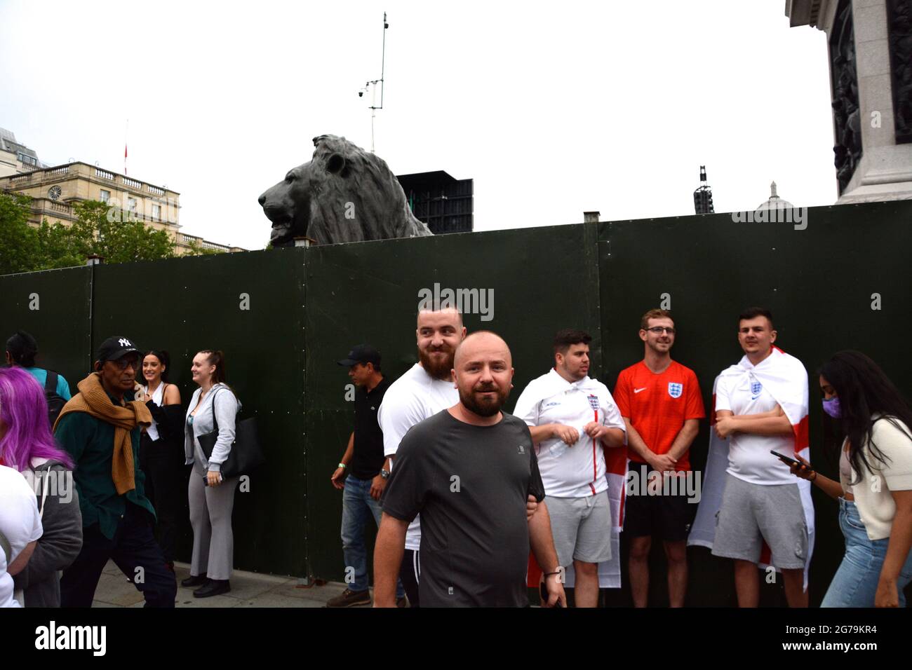 England-Fans versammelten sich Stunden vor dem EM 2020-Finale zwischen England und Italien am 11. Juli 2021 im Zentrum Londons; es gab Freude und Unordnung. Stockfoto