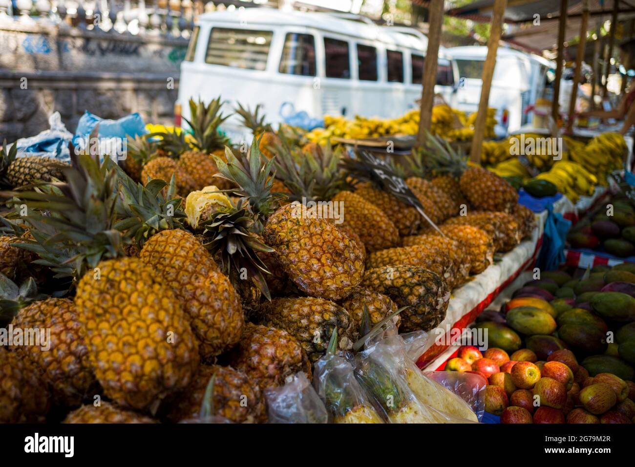 Alle möglichen Sachen auf dem lokalen Markt in Rio de Janeiro. Aufgenommen mit Leica M10 Stockfoto