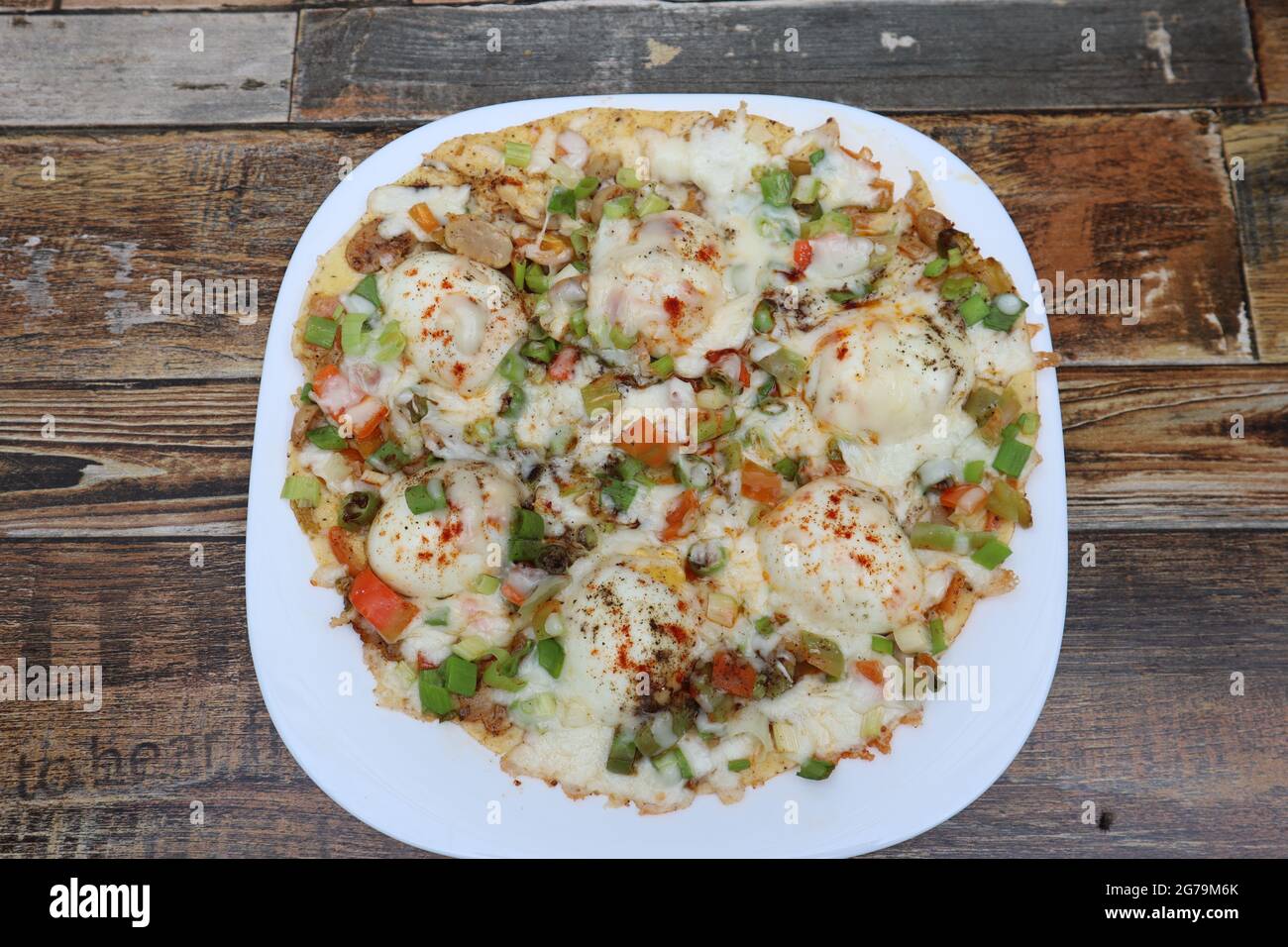 Pizza mit Eiern und Pilzen Stockfoto