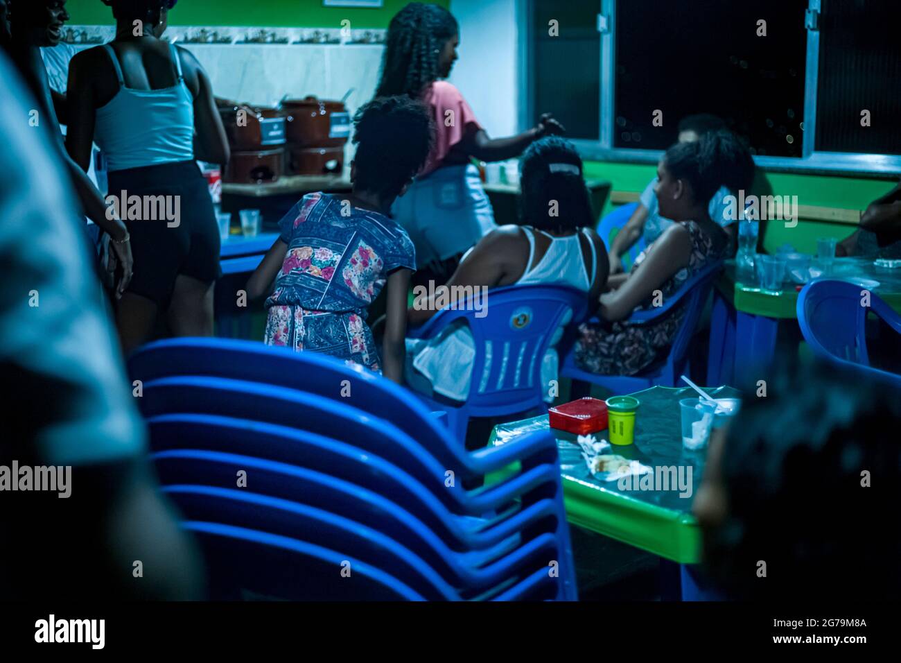 Partei hart durch die Nacht, mit den Einheimischen - die Cariocas - in der Favela "Pereira da Silva" Santa Teresa, Rio de Janeiro. Shot mit Leica M 10. Stockfoto