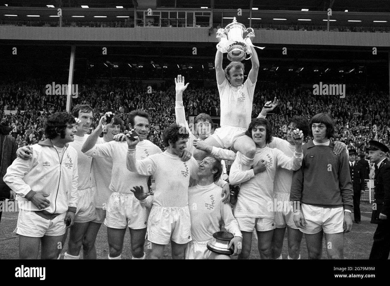 Aktenfoto vom 06-05-1972 von Mick Bates von Leeds United (links) mit Teamkollegen nach dem Gewinn des FA Cup im Jahr 1972. Ausgabedatum: Montag, 12. Juli 2021. Stockfoto