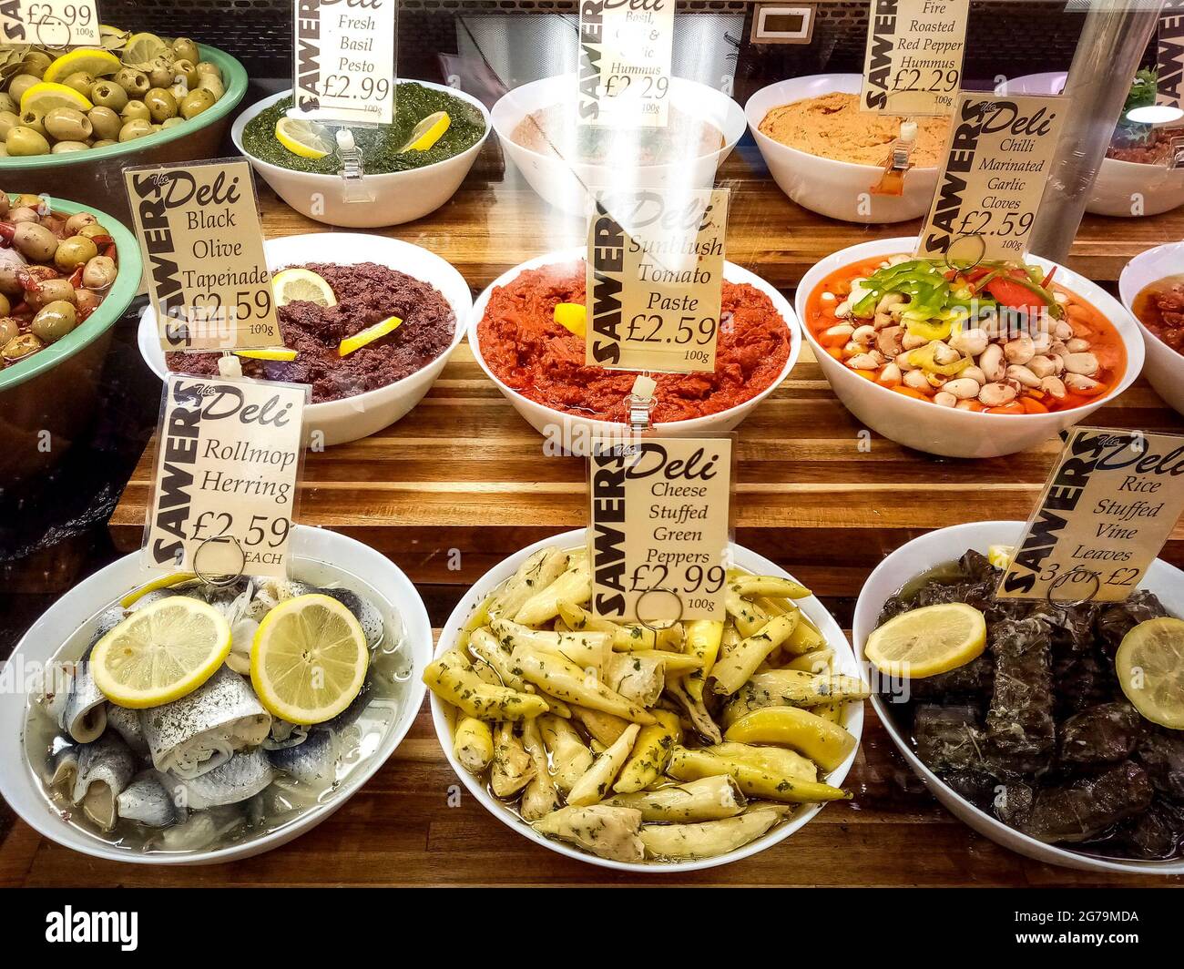 Belfast, Großbritannien, Dezember 2019. Eingelegte Paprika, Knoblauchzehen mit Preisschildern von SAWERS, einem berühmten Lebensmittelgeschäft in Belfast. Stockfoto