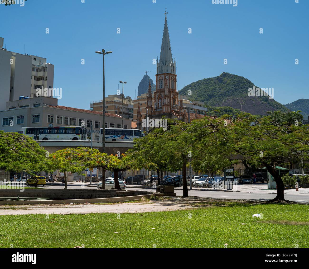 Basílica da Imaculada ConceiçÃ£o (Basilika der Unbefleckten Empfängnis) + Corcovado / christ redentor in Botafogo, Rio de Janeiro. Aufgenommen mit Leica M10 Stockfoto