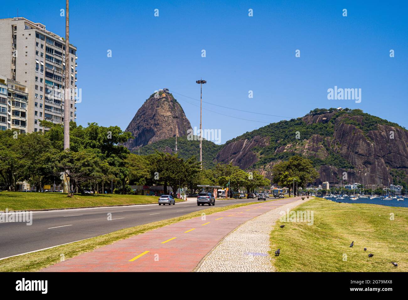 Blauer Himmel auf dem Zuckerhut (PÃ£o de Açúcar) vom Parque do Flamengo in der Nähe von Botafogo in Rio de Janeiro, Brasilien. Aufgenommen mit Leica M10 Stockfoto
