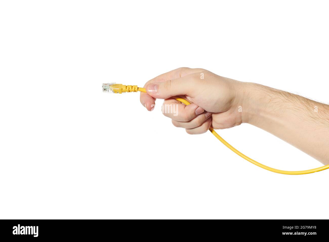 LAN-ethernet-Kabel in der Hand. Gelbes RJ45-Twisted-Pair-Kabel für Computernetzwerk. CAT 5e UTP-Verbindung. Weißer isolierter Hintergrund Stockfoto