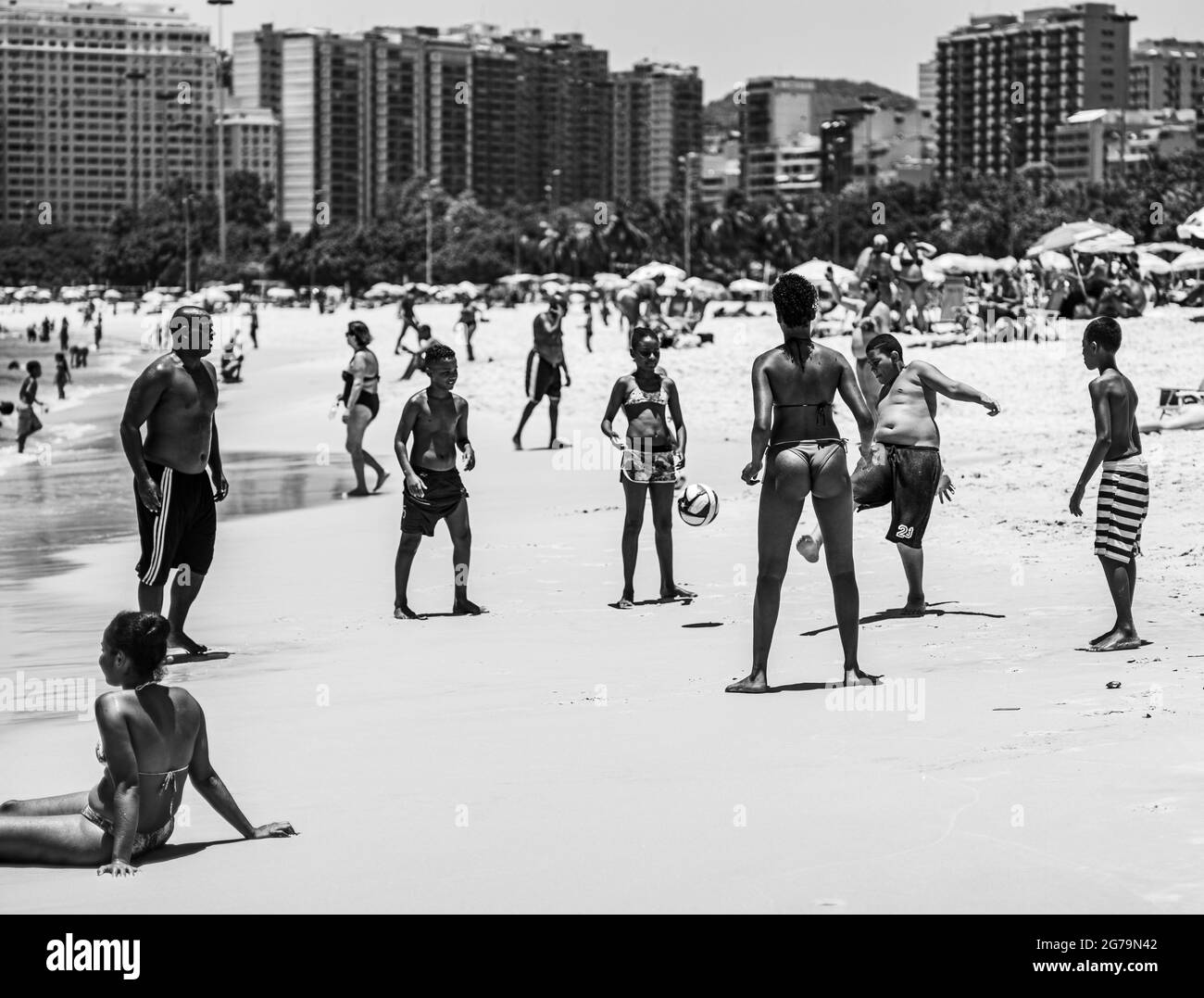 Eine Gruppe brasilianer spielt Fußball am Strand Praia do Flamengo in der Nähe des Zuckerhut (PÃ£o de Açúcar), Rio de Janeiro, Brasilien. Aufgenommen an einem sonnigen Tag mit Leica M10 Stockfoto