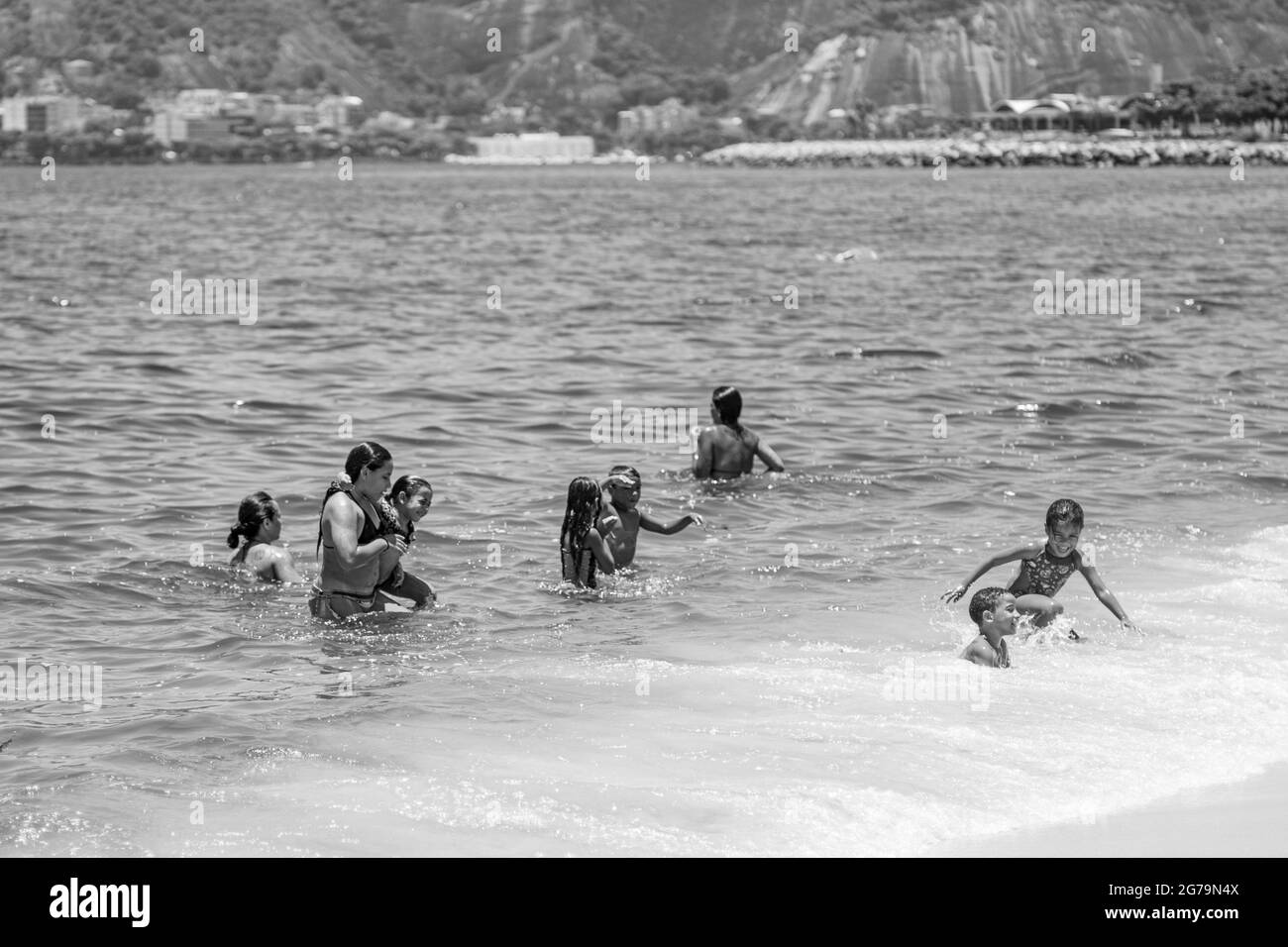 Strandleben am Strand Praia do Flamengo in der Nähe des Zuckerhut (PÃ£o de Açúcar), Rio de Janeiro, Brasilien. Aufgenommen an einem sonnigen Tag mit Leica M10 Stockfoto