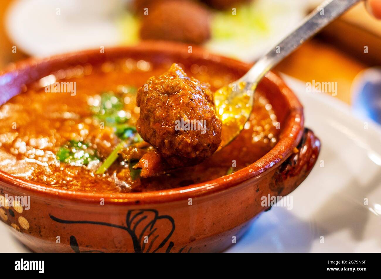 Tagine mit marokkanischen Fleischbällchen Stockfoto